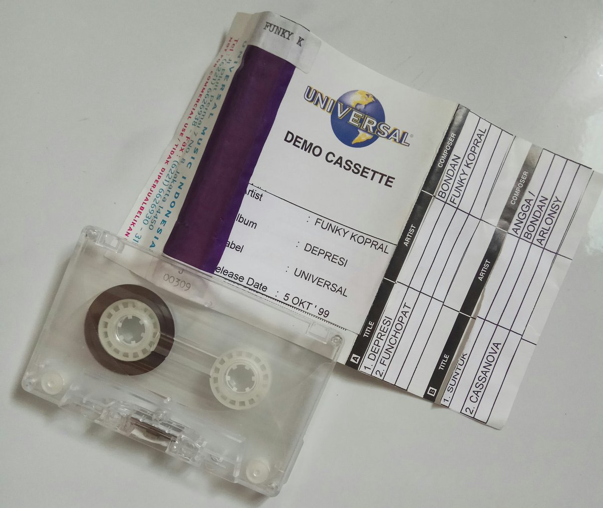 DedeATR's tweet photo. Funky Kopral - Promo Tape (1999). Meski sound band ini 'Blood Sugar Sex Magic' banget, tapi lokal butuh lebih banyak lagi band funk-metal. π #FunkyKopral #FunkMetal #AlternativeMetal #PromoTape #90s #Tahun1999 https://t.co/Mf29fuqbbY