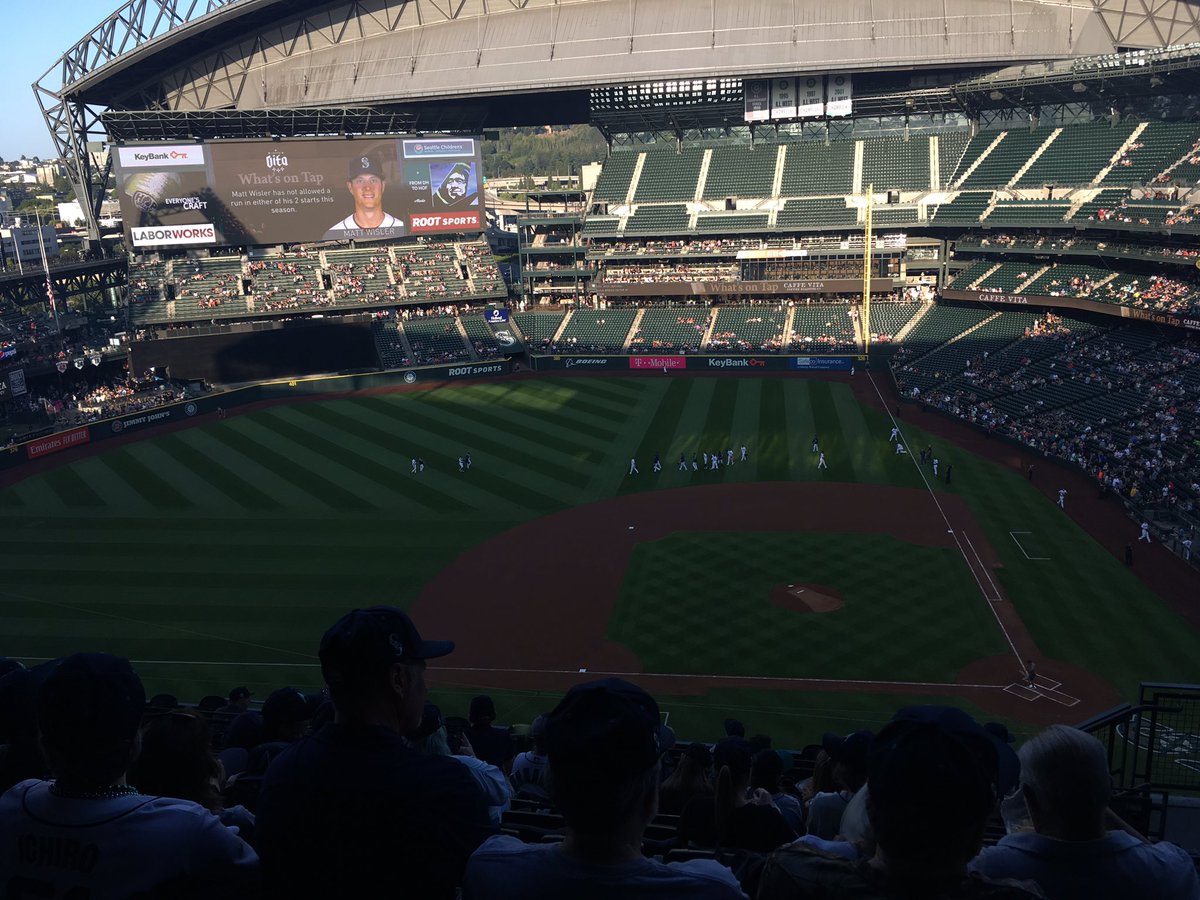 VeeChattie's tweet photo. Doing a baseball w @DylonCorp @TMobilePark
#didyouknow
-this ball park explicitly threatens to kick out people being racist/transphobic/bigoted etc.
-people still put their hand over their heart for the national anthem
#baseballdate #startreknight https://t.co/vXxTUHFsWk