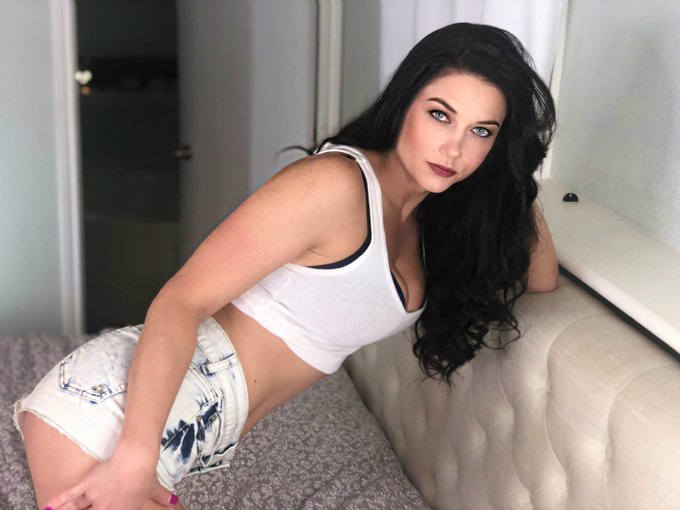 I will be online tonight taking Skype shows , specials tonight 10 mins for $70 or 15 mins $90 https://t