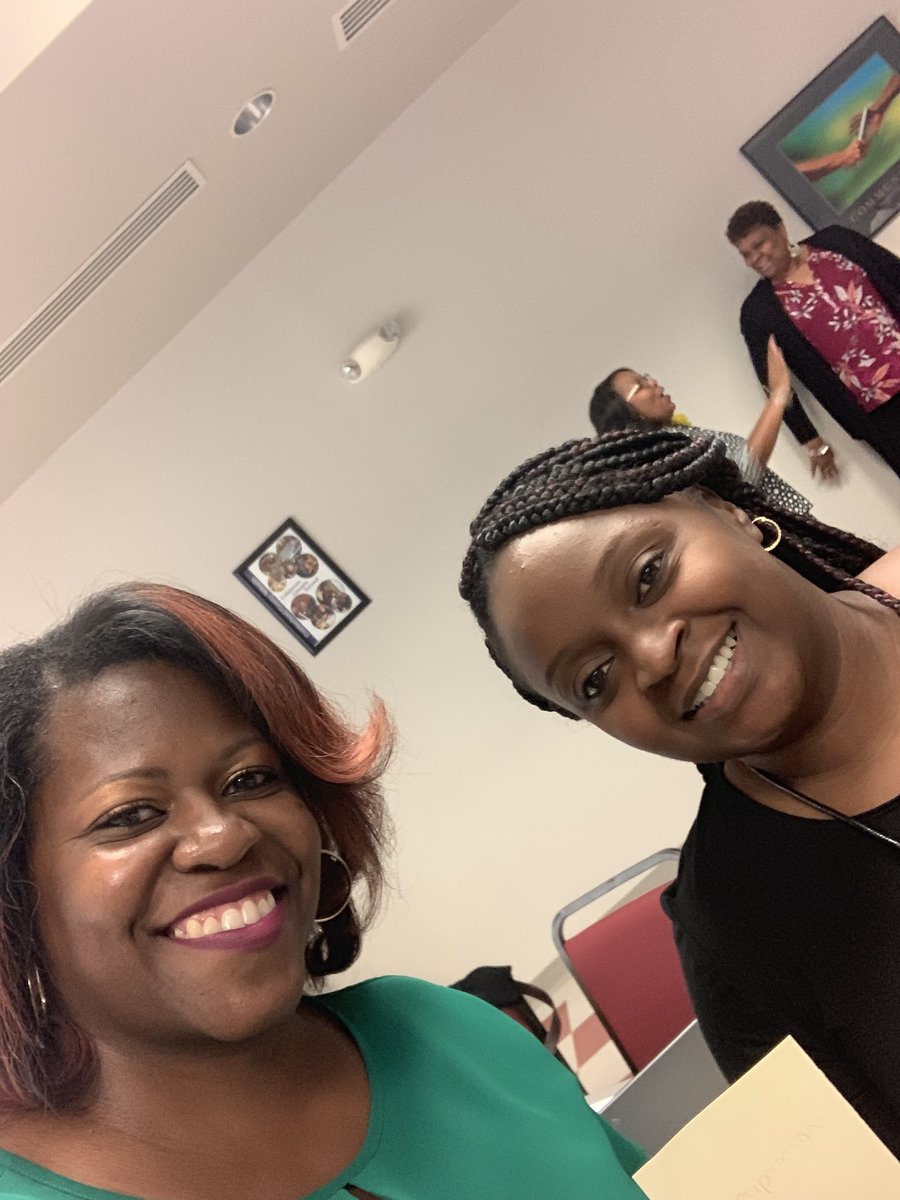 qspencer1085's tweet photo. @nicholem2015 and I had to get a selfie while discussing science vocabulary!!📚🍎🤗#icccs #CCSLeadersLearning https://t.co/DDFBp08zfz