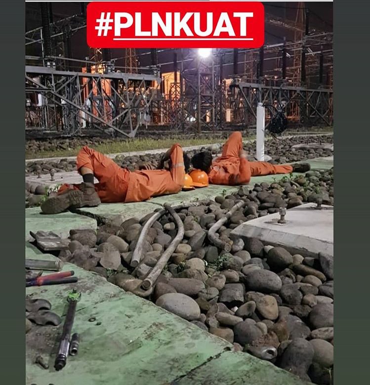 Muflikhatus_msi's tweet photo. Dibalik keluh kesahmu, ada petugas yang bertaruh nyawa untuk masyarakat. Ada istri yang cemas, karena suami belum pulang. Ada anak yang sudah rindu dengan sang ayah. #PLNKuat

Di balik kesulitanmu untuk promo produk/usaha/bisnis/jasa, ada #Ilowzer sebagai solusinya. https://t.co/DZbwqp0aNi