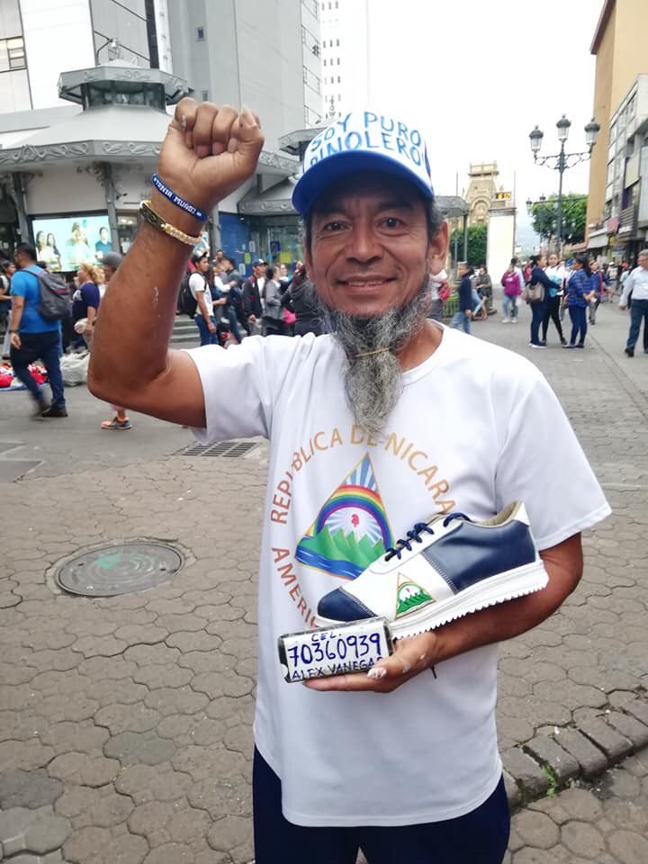 ArnulfoPeraltaS's tweet photo. Los Nicas no esperamos que los demás nos resuelvan nuestros problemas, Don Alex, “El Maratonista”, vende pulseras y tenis (25 mil colones) en las calles de San José, cuanto ejemplo de dignidad la de este señor.

Foto-cortesía 
Ceshia Ubau Molina

#SosNicaragua https://t.co/4avkGm16pV