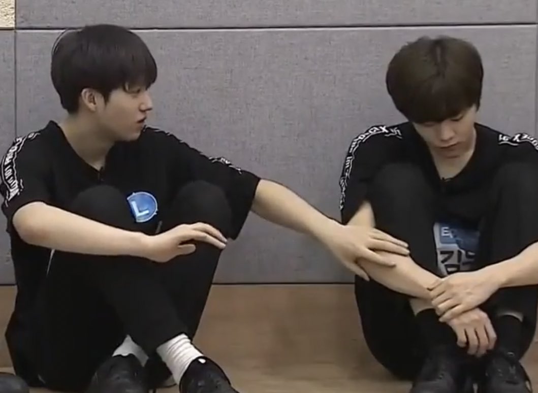 itswooseong's tweet photo. wooseong’s love language is definitely physical touch https://t.co/gQ5cidFNOH