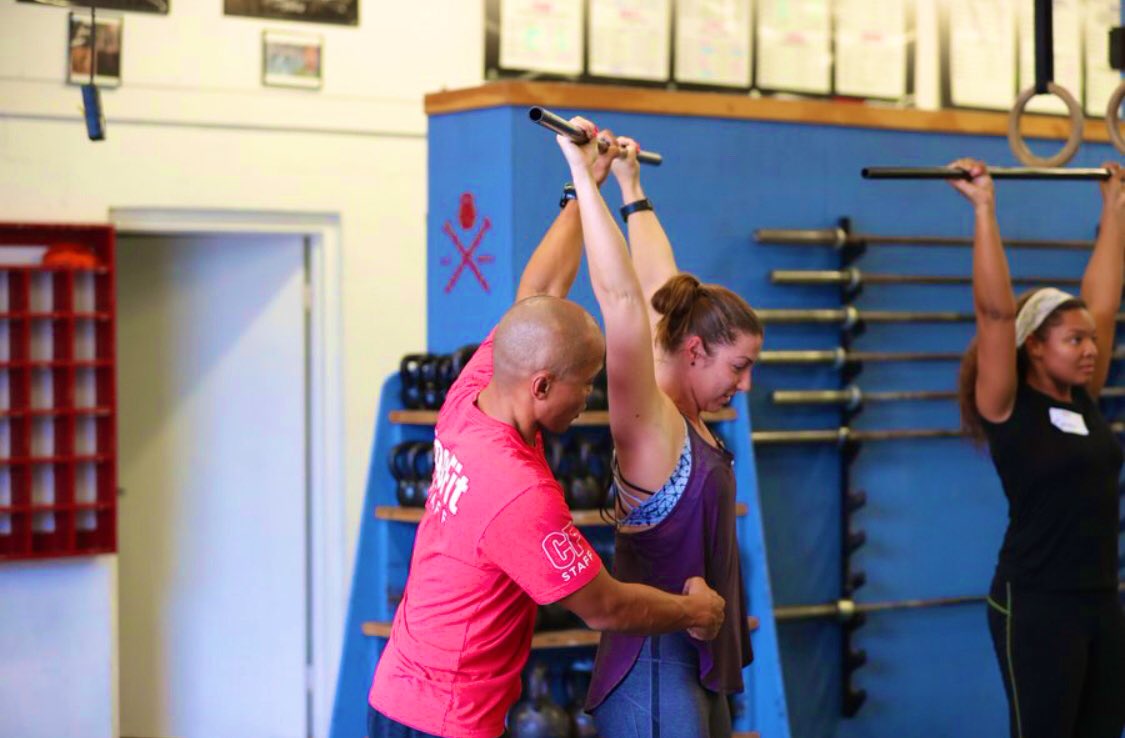 mexico_crossfit's tweet photo. "Lo que inevitablemente condenará a un programa de entrenamiento físico y diluirá la eficacia de un entrenador es la falta de compromiso con los fundamentos".  — Coach Glassman
 @CrossFit #CrossFitTraining #CrossFitCourses #CrossFitMexico https://t.co/D6Qn54cOI6