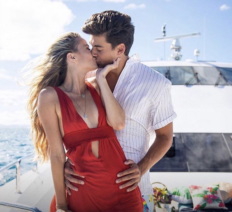 loveislandZE's tweet photo. The directors knew damn well they was in love that’s why didn’t give them some boring ass beach date or one by the pool 😹 #loveislandusa #Zacabeth #ZacAndElizabeth https://t.co/O0NAMRqZbL