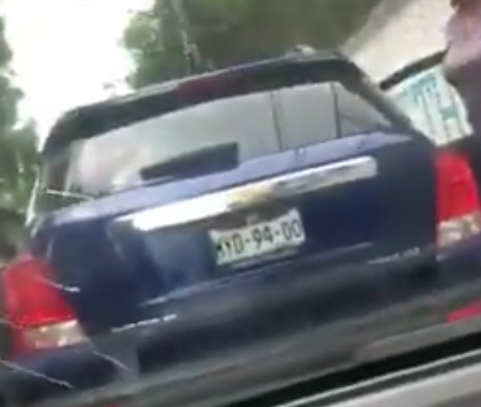 arnemx's tweet photo. #LadyPiñata, papá, mamá y el auto ¿los conoces? https://t.co/Wk1ZqfEiRE