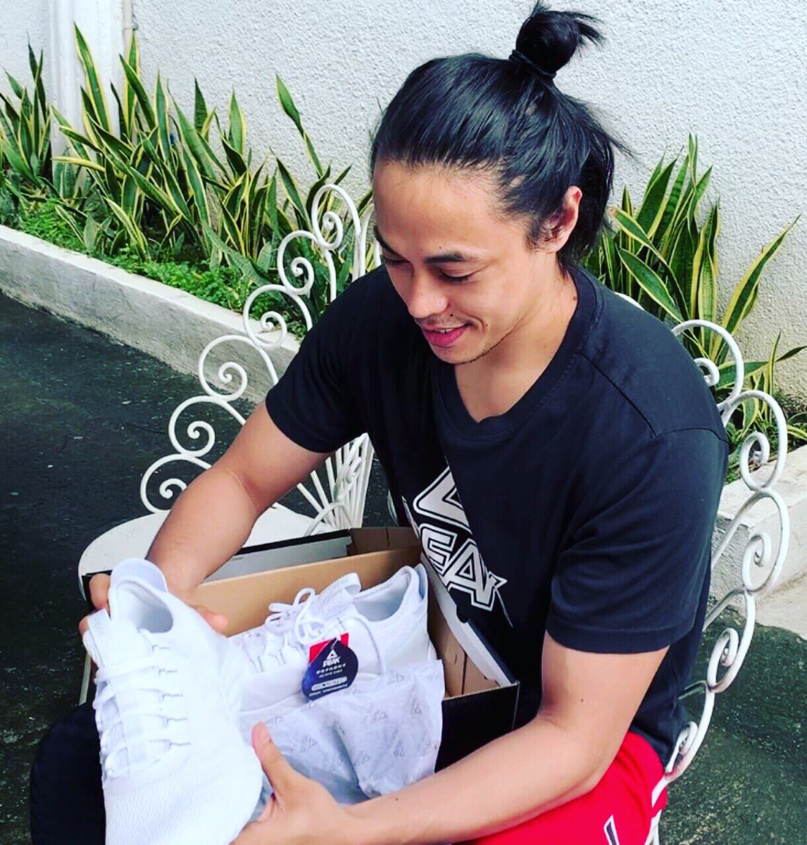 tbvromeo's tweet photo. Its a good day for surprises! Unboxing of Peak Taichi King! Revolutionary water-repellant sneaker version of Peak Taichi 1.0 - see link for International Edition on Kickstarter: https://t.co/E7LRF8Uflz 
#Unboxing #PeakTaichiKing https://t.co/l7Y4F63qcM
