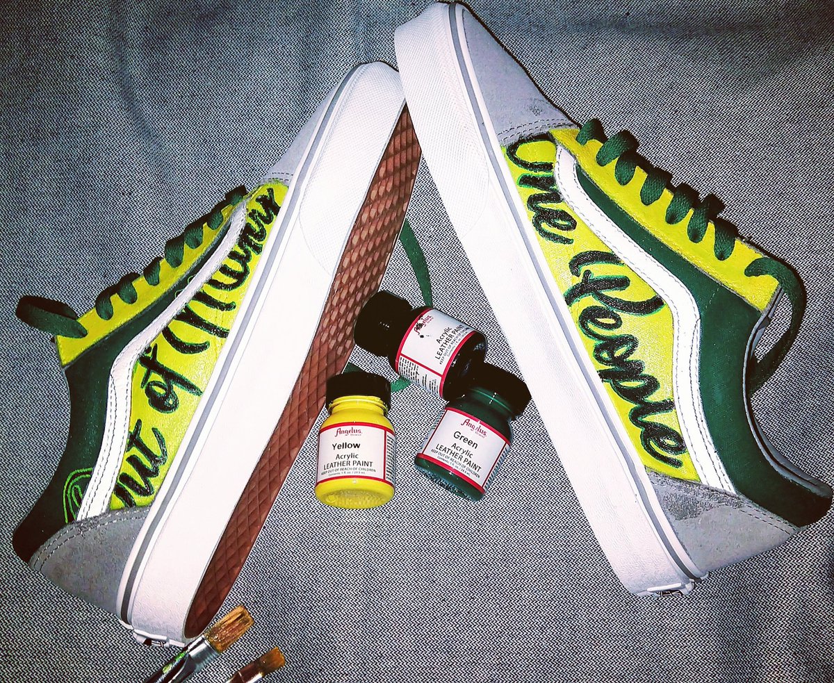 Sn0wDud3's tweet photo. Like it if you'd rock this
RT so someone who'd rock it see it
#JamaicanIndependenceDay
#Jamaica57
#black #green #GOLD
#vansoldschool
#customsneakers
#Jamaicalandwelove #dancehall #fatherofHipHop #Reggae #music #art #culture #history #sonsofAfrica https://t.co/EB9XO4Otmj