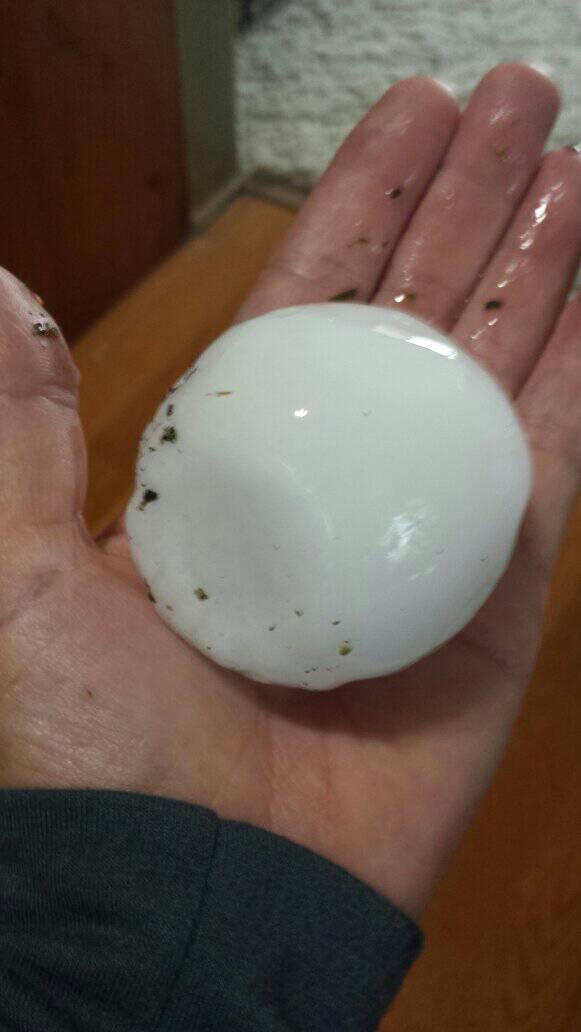kb_katiebourk's tweet photo. Home is taking a beating tonight. 1st round went thru with baseball/softball sized hail. Lots of damage to homes, buildings, crops, grass and trees. Hope everyone is safe! 🙏 Round 2 of hail just started now. Thinking of everyone in Blunt, Onida, Canning and surrounding areas. https://t.co/U79F3c0uBK