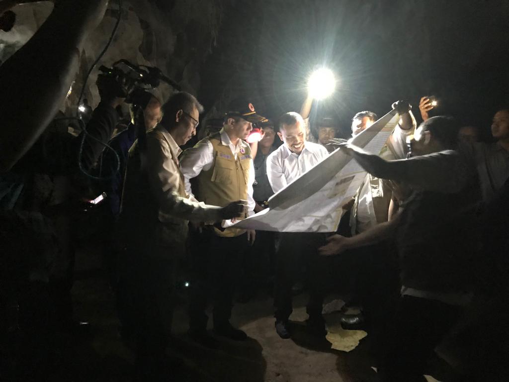 BNPB_Indonesia's tweet photo. Kepala BNPB berkunjung ke Guha E’ek Luntie, Aceh Besar untuk mempelajari sejarah tsunami yang pernah terjadi di Aceh (7/19) #tsunami #gempa #KepalaBNPB @BpbaAceh #GuhaEek #JejakTsunami #SejarahTsunami https://t.co/P843rByQRr
