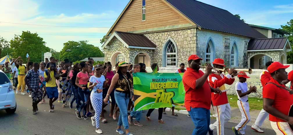 annmarievazja's tweet photo. #MrPortland #ManOfAction #IndependenceFair today in his #WestPortland Kiddies fun & treats in the day & adult stageshow going on rn. #LynchPark It sell off & haffi restock my #Poomps mi learn from the best #milovehimlongtime π
our #Portland π―π²ππΌβ€οΈπ https://t.co/rVwI5qBKSp