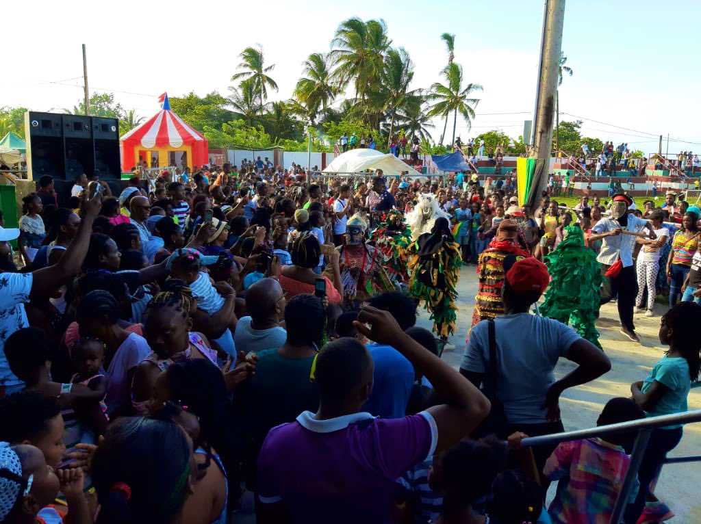 annmarievazja's tweet photo. #MrPortland #ManOfAction #IndependenceFair today in his #WestPortland Kiddies fun & treats in the day & adult stageshow going on rn. #LynchPark It sell off & haffi restock my #Poomps mi learn from the best #milovehimlongtime π
our #Portland π―π²ππΌβ€οΈπ https://t.co/rVwI5qBKSp