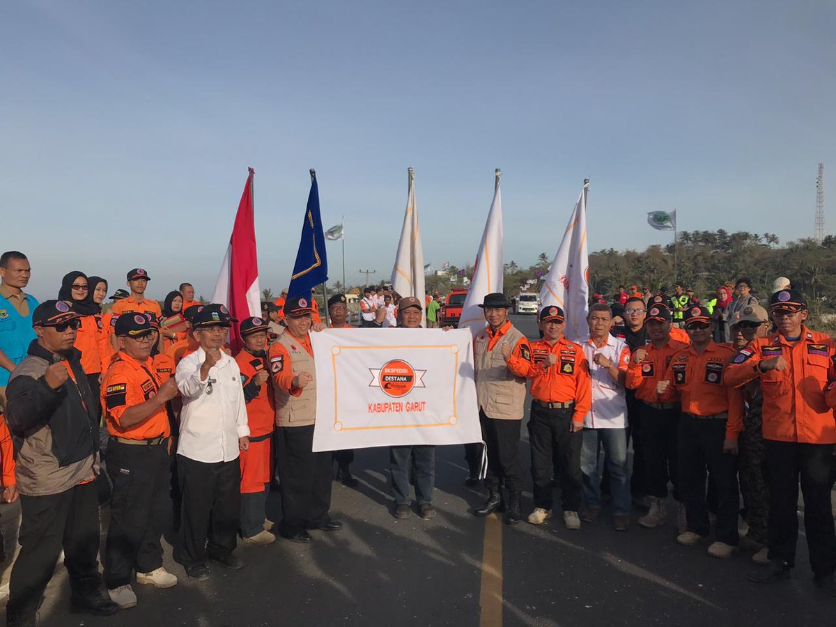 Prosesi serah terima pataka  dilakukan di atas Jembatan Cilaki, Desa Karangwangi Kecamatan Cidaun, Kabupaten Cianjur (7/8). Pataka diserah terimakan dari Kalak BPBD Kab Garut kepada BPBD Kab Cianjur. #EDT2019 #Destana <a href="/BPBDJabar/">BPBD Provinsi Jawa Barat</a> <a href="/BPBDCianjur/">BPBD Cianjur</a> <a href="/BPBD_Garut/">@bpbdgarut</a>