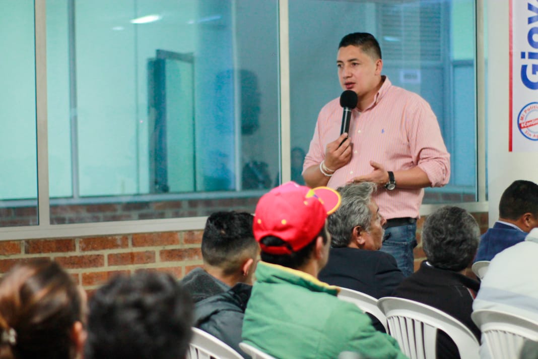 GiovaRamirezM's tweet photo. #ConGiovanni
Compartimos con los miembros del @MovimientoMAIS en nuestro Centro de Pensamiento, como equipo nos proyectamos para trabajar fuerte 24/7 por cada una de las comunas y corregimientos de #Soacha. https://t.co/hVQPpSId9F