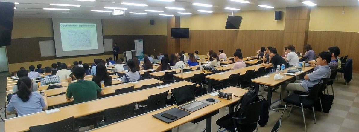 koo_lab's tweet photo. We changed our lecture room to a big one as there are so many delegates! On the 9th, we will have a one-day mini-symposium with more than a hundred of people. I wonder whether we can fit all to this auditorium @_@ Big Success!!! Yay!!!
#KooLab #IMBA #Organoids #Cambioscience https://t.co/YuRCEFOC1m