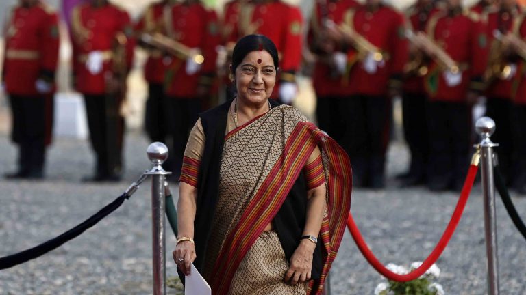 IndiaFridays's tweet photo. सुषमा स्वराज - 1952- 2019...ॐ शांति ..
 बचपन मे  अपने छोटे भाई के साथ सुषमा स्वराज https://t.co/gYsXSMRgQT
