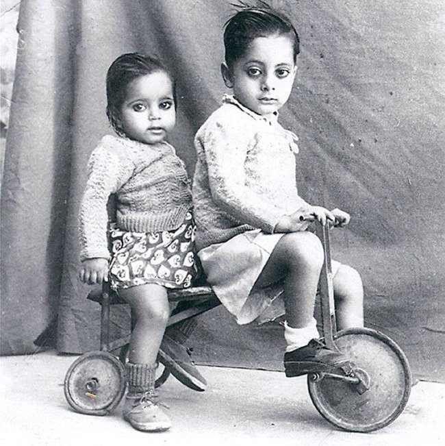 IndiaFridays's tweet photo. सुषमा स्वराज - 1952- 2019...ॐ शांति ..
 बचपन मे  अपने छोटे भाई के साथ सुषमा स्वराज https://t.co/gYsXSMRgQT