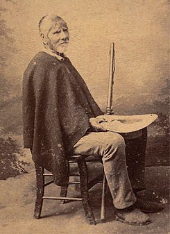 DeepSageApp's tweet photo. A Pedro Pascasio Martínez le prometieron ascenderlo a sargento, una pensión de $100 y nunca recibió nada. Murió muy pobre y olcidado en 1885. 185 años después, a su tataranieto le ofrecieron un puesto de auxiliar en la gobernación de Boyacá, intentando una reparación simbólica. https://t.co/2ZBWX0eQ4j