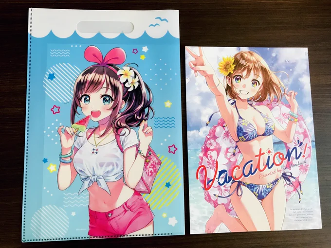 夏コミ新刊刷りあがりました!今回A4サイズなので既刊B5と並べるとイラストを大きく見ていただけます✨(2枚目)当日はアイちゃんクリアファイルバッグに新刊とイラストカードをセットにしてお渡しいたします。(3枚目。イラストカード無し写真で失礼します?)よろしくお願いいたします!#C96 