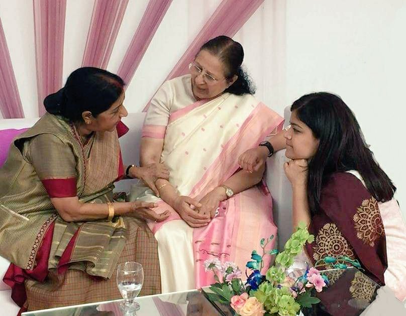 poonam_mahajan's tweet photo. फूल भी थी, चिंगारी भी । 🙏 https://t.co/yEIU8Ez9Zz