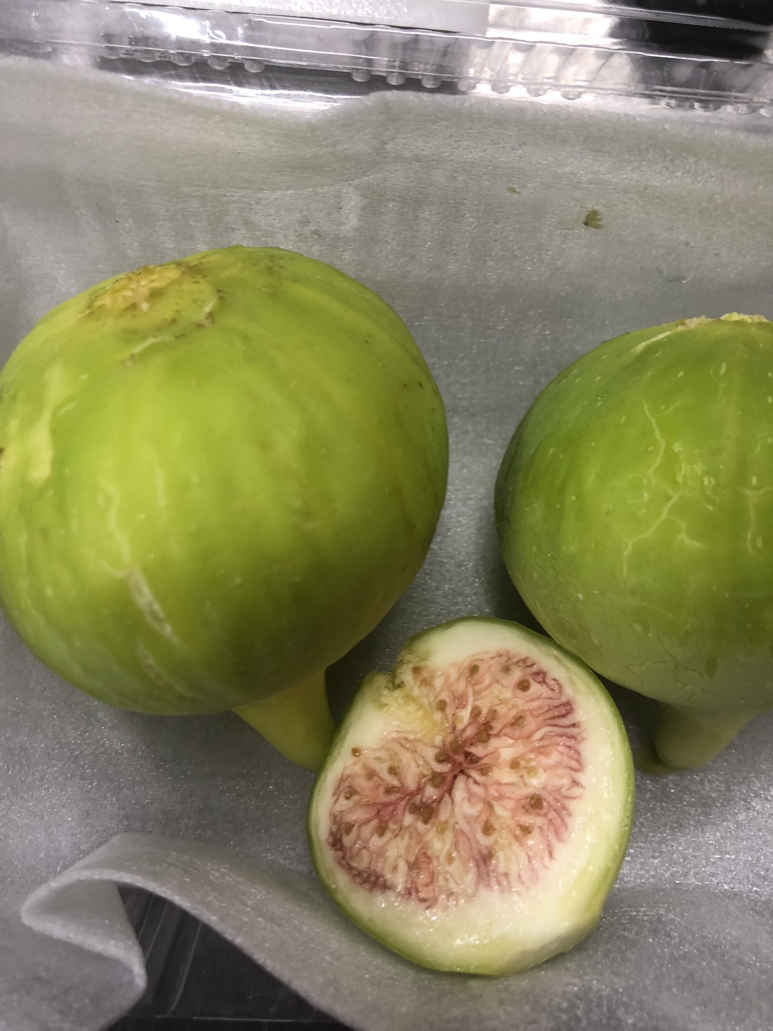 تويتر フランス菓子 ポンヌフ على تويتر 高岡産いちじくです コナドリア皮ごと食べれるいちじくです ケーキにしました 丸ごと桃も 有ります 桃もあ高岡産です T Co Q50jaalcwn