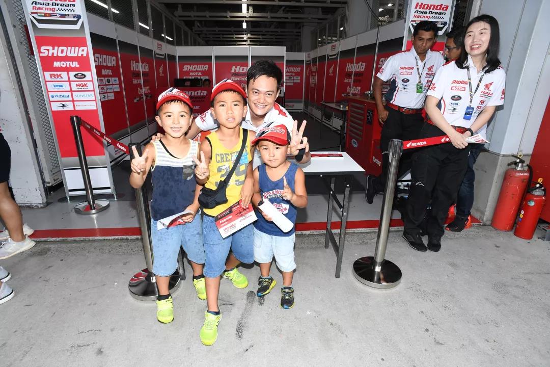 ZIC1993's tweet photo. https://t.co/htU1yfrTYj
燃情周末，ZIC摩托車賽等你來看！
#ZhuhaiInternationalCircuit #asiaroadracing
#15thPD2019 #speedhero #ZICSuperbike https://t.co/sxBXa4WRyj