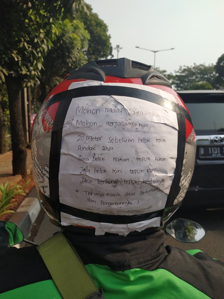 ogiklo's tweet photo. Kemarin dapet driver tuli. Selain tepuk pundak, doi ngobrol dengan 1 spion arah ke saya biar bisa liat gerakan bibir.

Komunikasi baik antara konsumen dengan penyedia jasa adalah bentuk profesionalitas. Membuat bahasa sendiri juga nunjukin kalau bapak ini punya integritas tinggi. https://t.co/6uiCMo5nd7