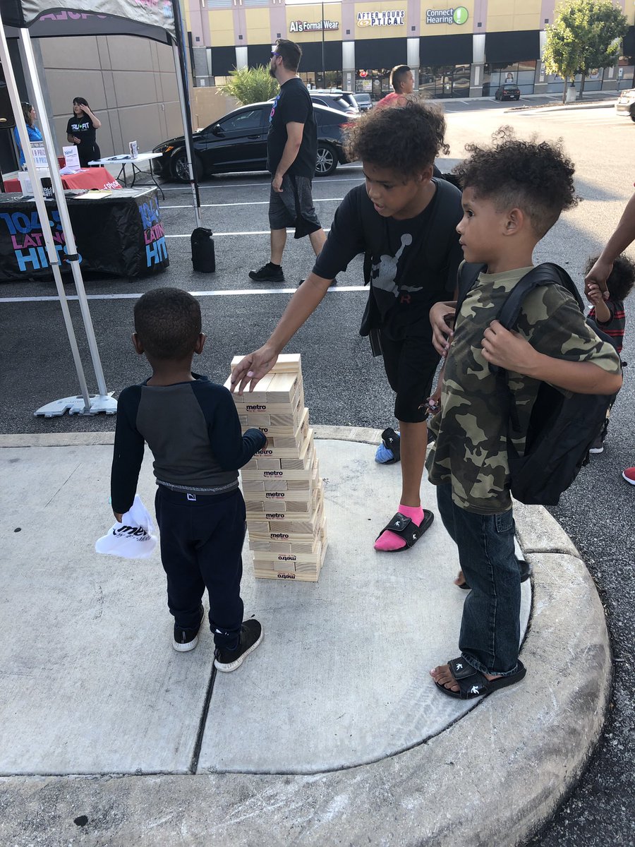 RogerPerezSAT's tweet photo. Back to school continues at Metro by T-Mobile in San Antonio! #PurpleLife  #WeAreMetro https://t.co/Nj9w2jNpqT
