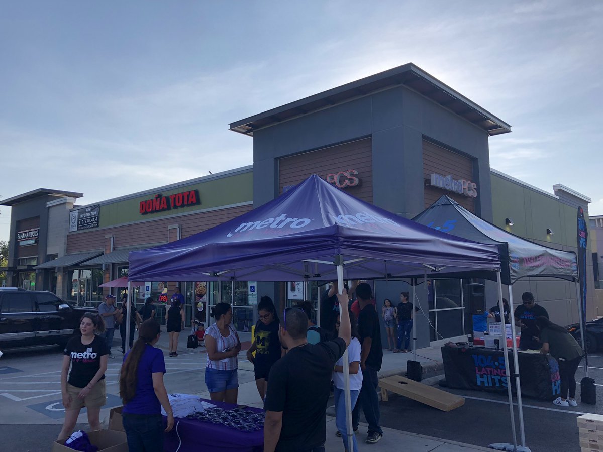 RogerPerezSAT's tweet photo. Back to school continues at Metro by T-Mobile in San Antonio! #PurpleLife  #WeAreMetro https://t.co/Nj9w2jNpqT