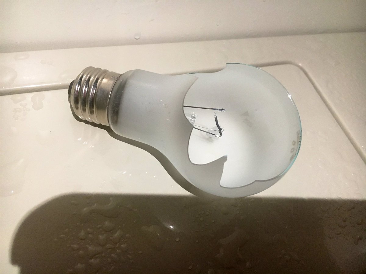 Twitter 上的 ひろみちゃんねる 毎週月曜22時 生配信中 お風呂掃除してたら割れました お水かけたら割れました パンッて電気が消えました 電気にお水かけちゃいけないのか さて 歌の練習行きましょ T Co Aynvoxwdjl