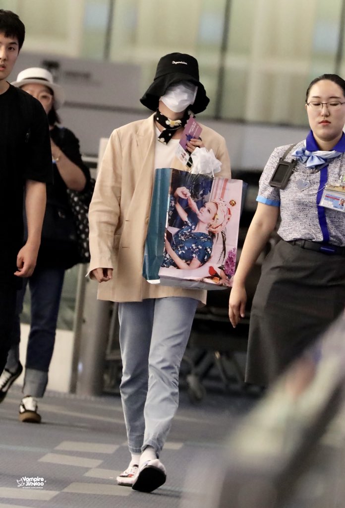 VampireJinwoo's tweet photo. 190801  HND✈️   HQ4P 

막을 수 없는 멋진💛 @official_jinu_ 

#김진우 #위너 #WINNER #진우 #JINU #KIMJINWOO #JINWOO https://t.co/2n4Gyxi2LF