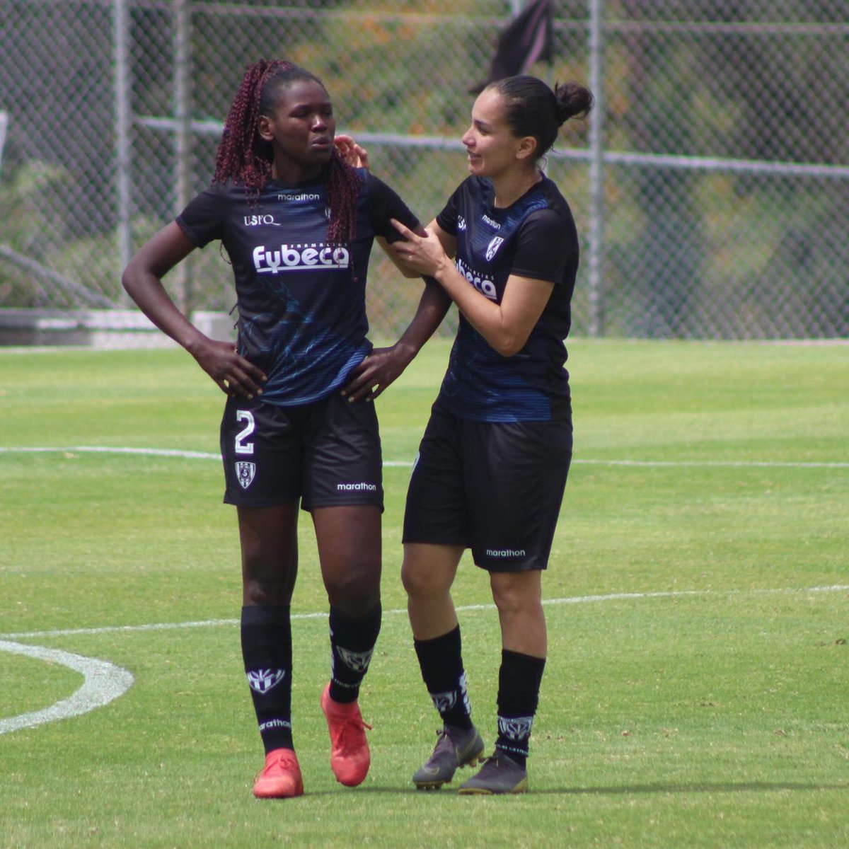 MayraOlveraR's tweet photo. Cosas de las que debemos sentirnos orgullosas y grandes 🙌🏻

En la cancha debemos ser siempre compañeras porque nos une la misma pasión y el mismo deporte, sin importar si somos contrarias o del mismo, ahí debemos estar apoyándonos como mujeres.

( #MO5 ⚽️🇪🇨 ) #fútbolfemenino https://t.co/s3PY3Kr9gJ