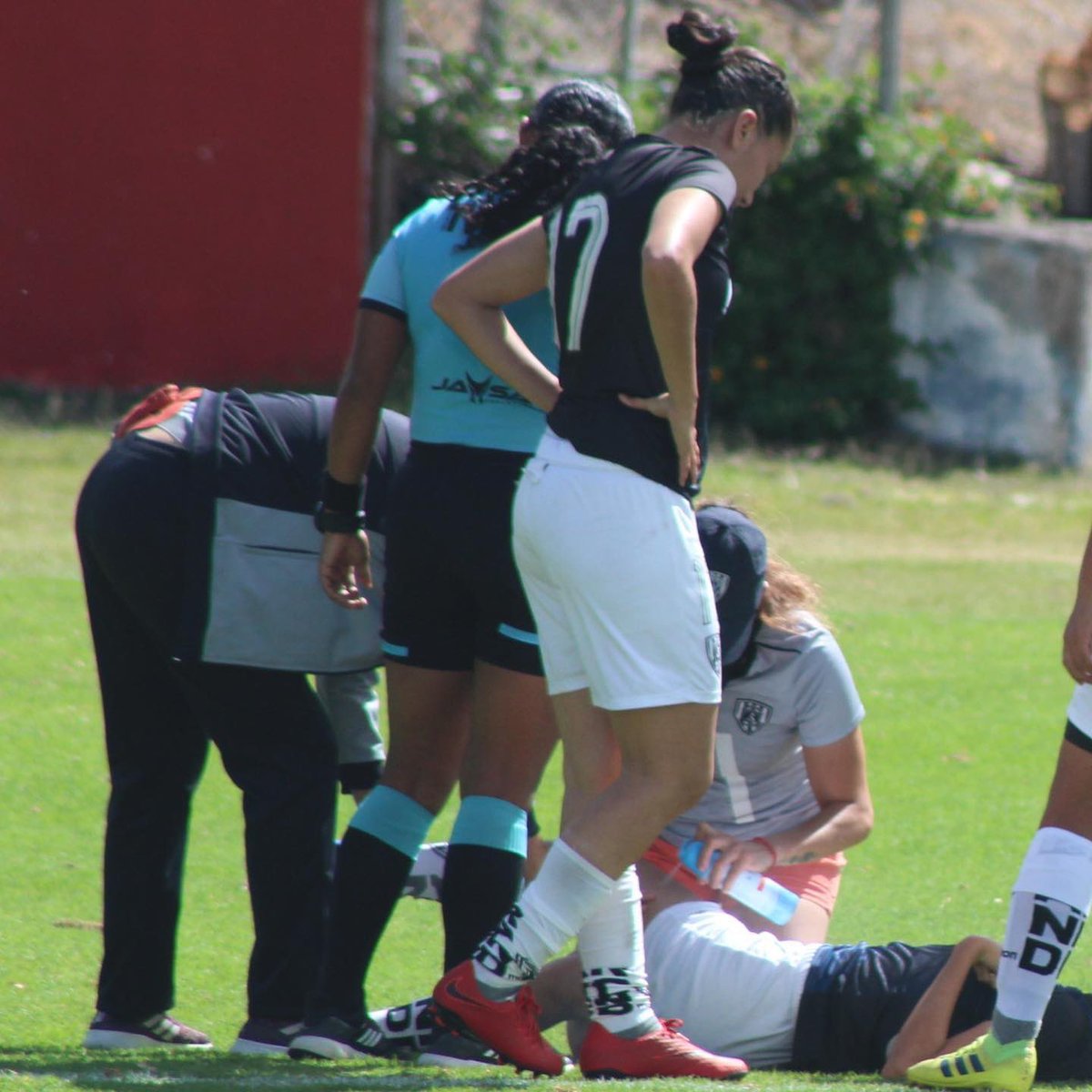 MayraOlveraR's tweet photo. Cosas de las que debemos sentirnos orgullosas y grandes 🙌🏻

En la cancha debemos ser siempre compañeras porque nos une la misma pasión y el mismo deporte, sin importar si somos contrarias o del mismo, ahí debemos estar apoyándonos como mujeres.

( #MO5 ⚽️🇪🇨 ) #fútbolfemenino https://t.co/s3PY3Kr9gJ