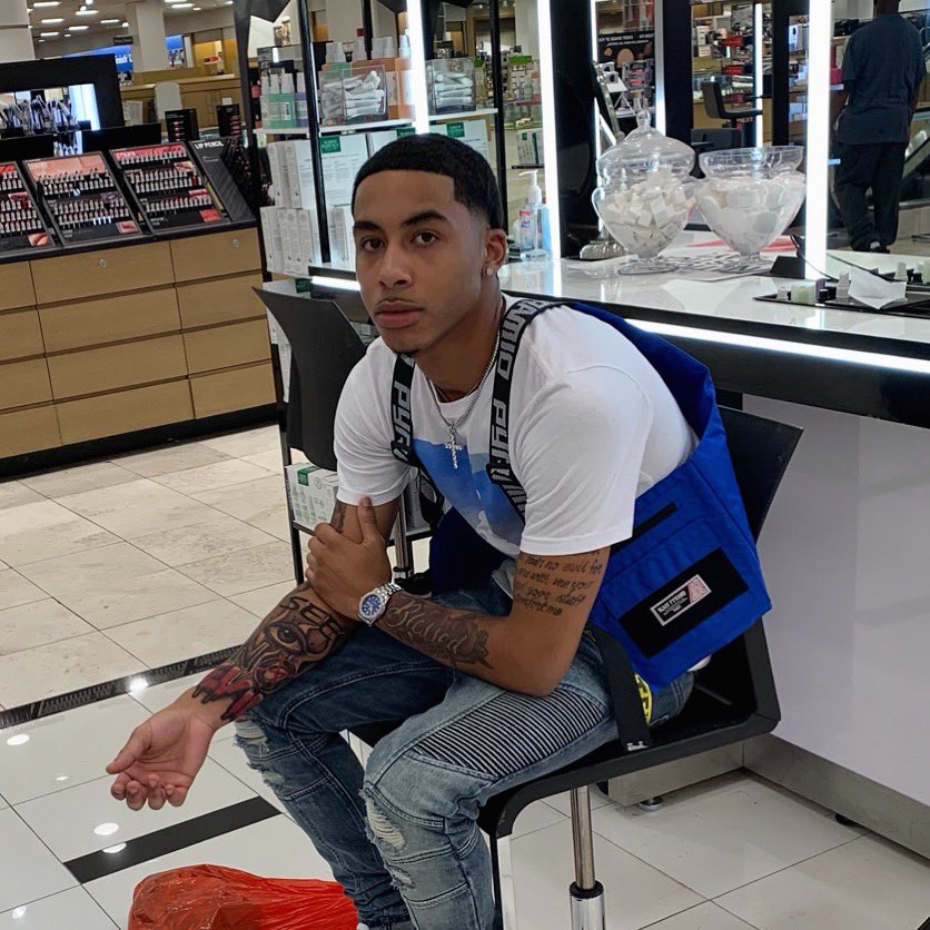 Turooo__'s tweet image. Swiping so much 💳 I had stop selling green 🌳#BLO🏧💙™️