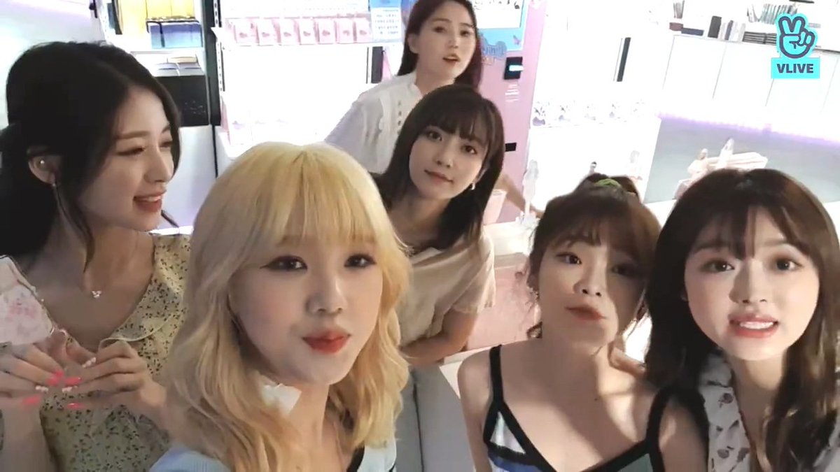 coreadotcom's tweet photo. 오늘자 브이앱 미미목에 파스ㅜㅜ
아프지 말자 오마이걸ㅜㅜ

#오마이걸 #OHMYGIRL #bungee #MIMI #미미 #번지 #FallinLove https://t.co/n67s6QfpYL