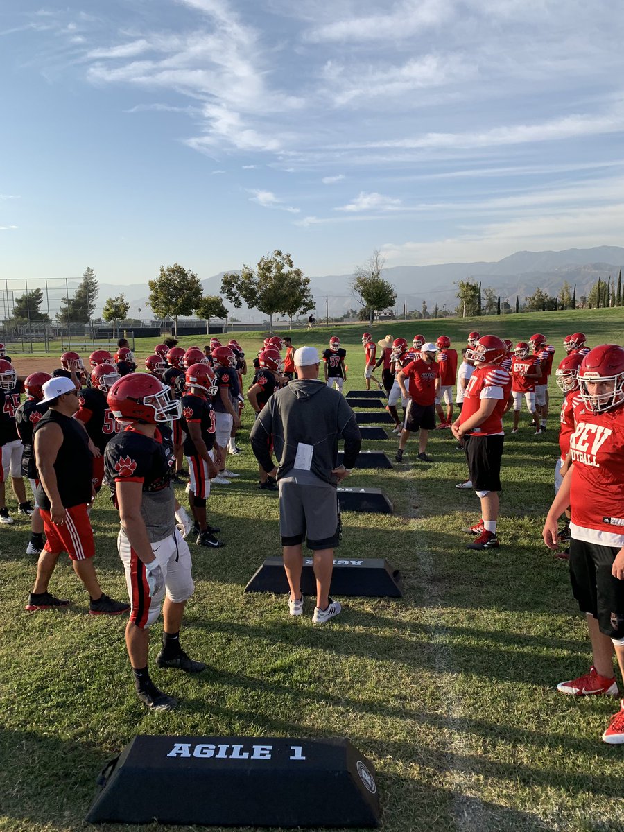 CoachDeMarco189's tweet photo. First day of full pads!!! Let’s gooooo!!! #REVFootball #BeElite #REVLands https://t.co/KcKxS9zsFS