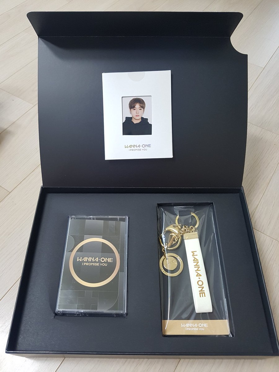 sellgoods96's tweet photo. 워너원 데뷔 2주년 기념 나눔 이벤트 합니다
I PROMISE YOU 공식 MD (증사 박지훈)
2019 SEASON'S GREETINGS (시즌 그리팅)
RT와 워너원 데뷔2 주년 축하 댓글 달아주세요(팔로잉 하지 마세요 어차피 양도계입니다ㅎ) 
추첨은 저녁 워너원시(8시 7분)에 하겠습니다 #워너원_2주년축하해 https://t.co/bwuJsz57M5