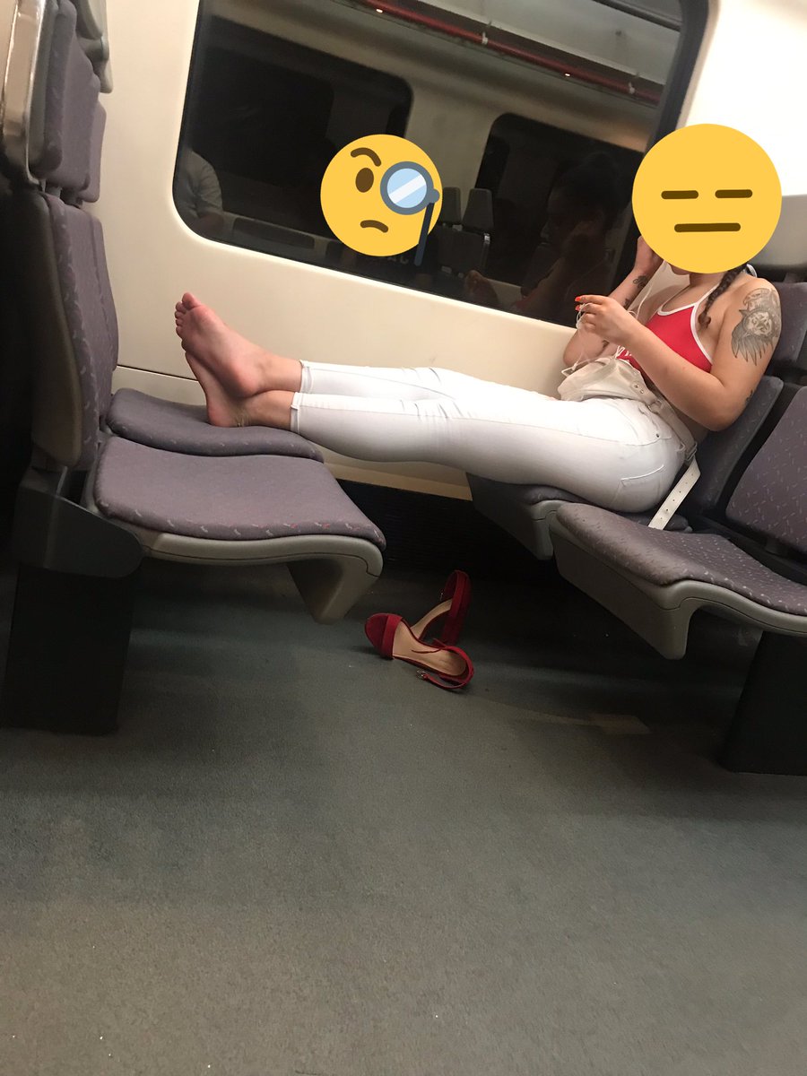 uri_vid's tweet photo. Ja hi som amb els #incívics i #marranos a @rodalies posant els #peuets sobre els #seients #peuetsrenfe #conzapatosdetacon #unstornendefestaialtresnemacurrar@rod4cat @rodalia4 #R4 #elspeus https://t.co/vzU4aVbV93
