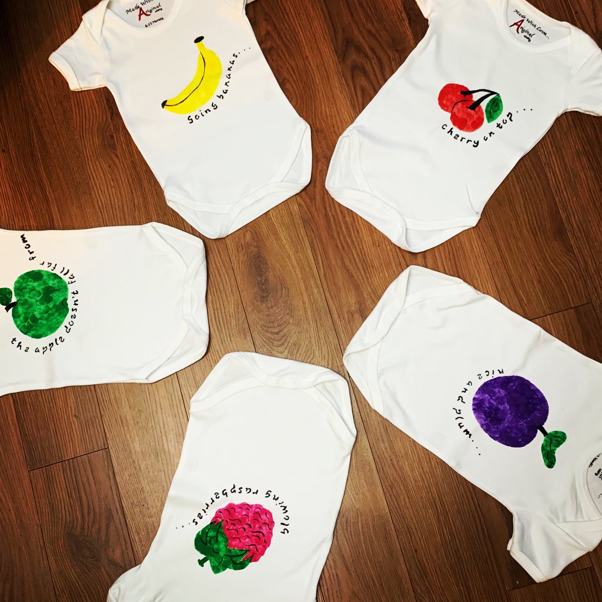 Ariginalclothin's tweet photo. 🍏🍌🍒Our Fru-Tee range is in the 20% off summer sale
SHOP NOW👉🏻 https://t.co/aADzaWkWPV
.
.
#fruit #apple #raspberry #plum #banana #cherry #handmade #handpainted #handpaintedclothing #baby #babywear #babyfashion #colourful #painted #paintedbyhand #love #fave #ariginalclothing https://t.co/rzhAxXecnQ
