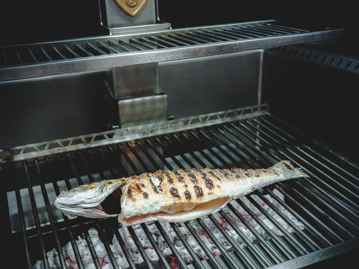 casafustercentr's tweet photo. Peix a la brasa a punt per menjar!!!🐟🔥🍽️ A Casa Fuster Centre estem TOT l'estiu amb vosaltres!!!
 Us esperem per dinar... sopar...a totes hores!!!🕛
📞937 253 986 ✉️reserves@casafustercentre.net https://t.co/V0uWB6mBo3