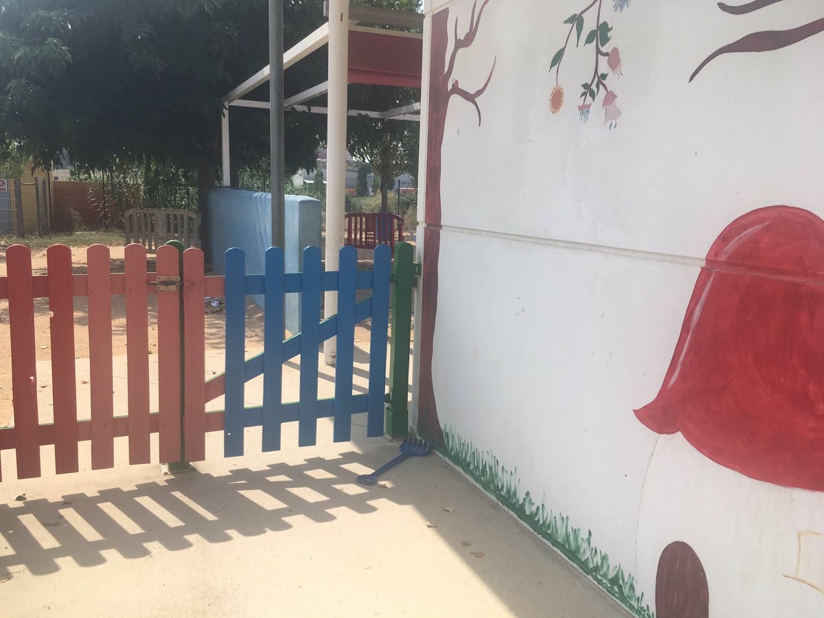 AjuntamentPLF's tweet photo. Durant els mesos d’estiu l’Ajuntament treballa en la millora i el manteniment dels centres escolars d’infantil i primària! #serveisPLF #educaPLF #viuPLF https://t.co/hhw0Mh0gP7