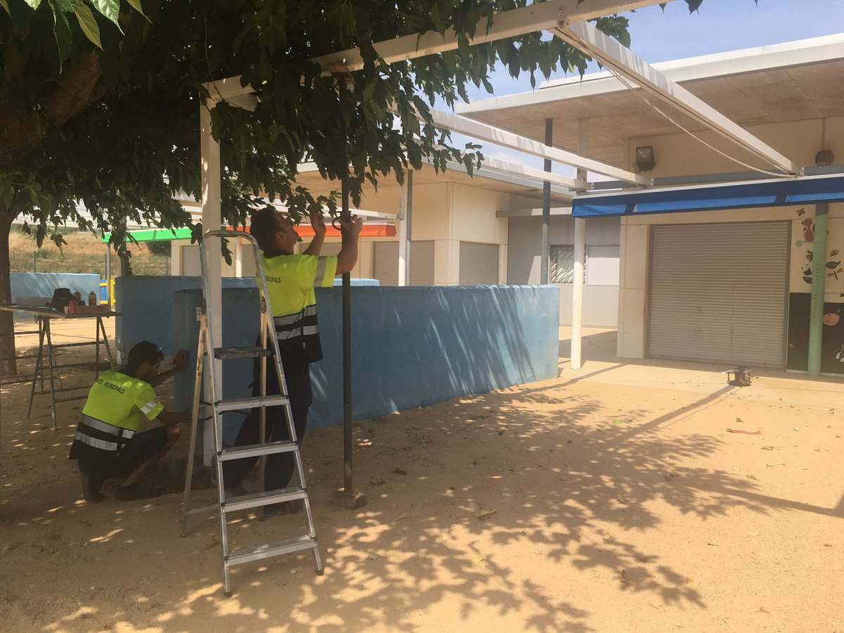 AjuntamentPLF's tweet photo. Durant els mesos d’estiu l’Ajuntament treballa en la millora i el manteniment dels centres escolars d’infantil i primària! #serveisPLF #educaPLF #viuPLF https://t.co/hhw0Mh0gP7