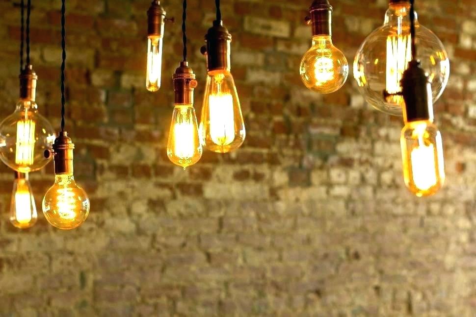 Tip 3. Laat bij afwezigheid ’s avonds of ’s nachts altijd op diverse plaatsen in en om de woning licht branden. Denk eraan dat één enkel lampje daarbij niet genoeg is! Dit los je op door een slimme tijdschakelaar te gebruiken van <a href="/yale_nl/">Yale Home Nederland</a> #Nemef #beveiliging #boefproof