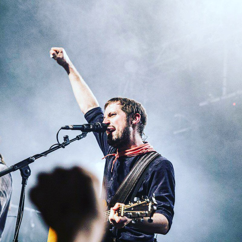 TavernaSubira's tweet photo. Demà dijous ens visiten amics , companys, gent que estimem...Dins el cicle
 🔥CANTAOSOR🔥
@EbriKnight en concert a casa. Un luxe que volem compartir amb vosaltres.
���🏿✊🏿✊🏿✊🏿
@arnauebri  😘 https://t.co/5QJ9Ci1V6T