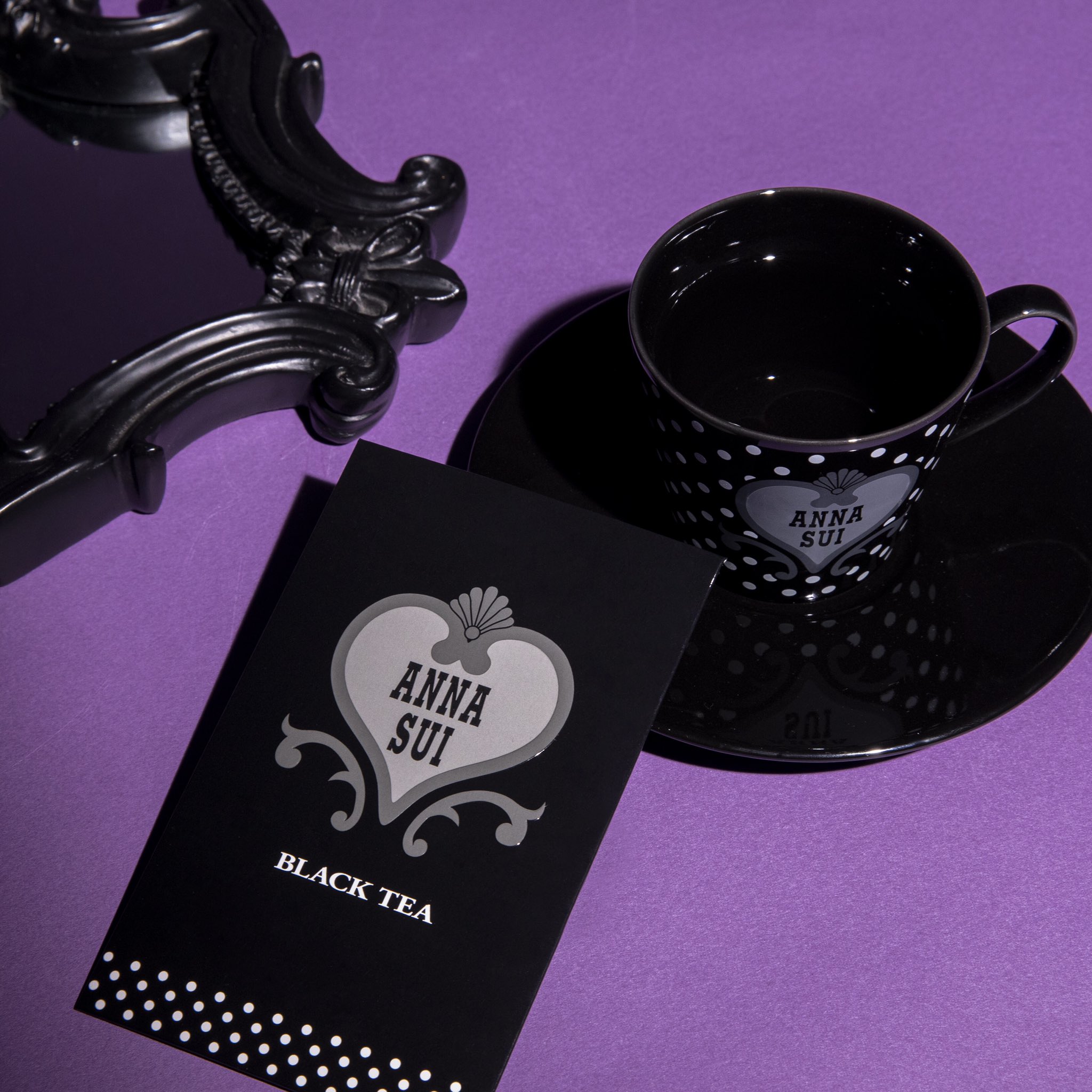 Anna Sui Cosmetics 店頭ではpresentキャンペーン実施中 公式snsをフォローの上 ご来店で オリジナル Black Tea をプレゼント Sui Blackを含む 商品をお買い上げで オリジナル カップ ソーサー をプレゼント 詳しくはこちら