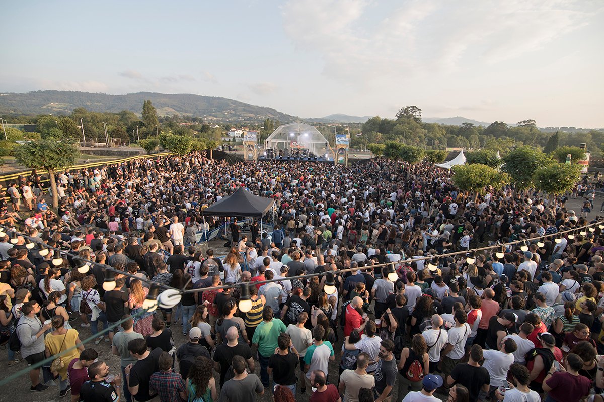 newmirrorstudio's tweet photo. La tercera edición del festival asturiano @tsunamixixon finalizó con un rotundo éxito. Dónde disfrutamos de dos jornadas de buena música acompañado de un envidiable ambientazo.

#tsunamixixon2019 #Gijón #Asturias #laboralciudaddelacultura #conciertos #fotografiadeeventos https://t.co/lfgm7g0AhZ