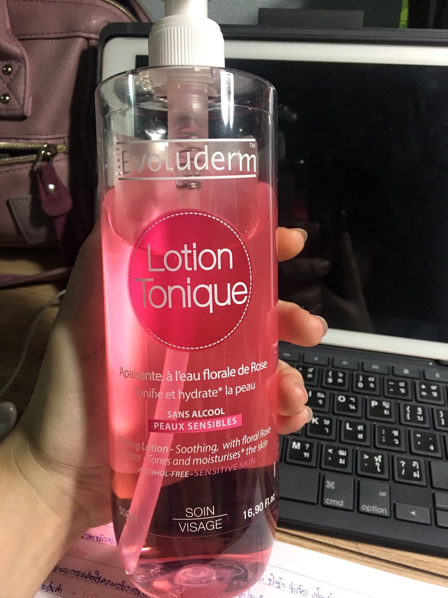 TTanuson's tweet photo. โทนเนอร์ Evoluderm สำหรับผิวแพ้ง่าย มีกลิ่นกุหลาบอ่อนๆ ส่วนตัวเป็นคนผิวแห้งใช้แล้วไม่แพ้ รูขุมขนดูเล็กผิวดูเนียนขึ้น #HowtoPerfect #ใช้ดีบอกต่อ #ไว้รีวิวห้ามขายของโว้ยย https://t.co/EBHtK0lSwb