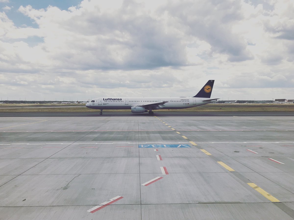 arotraveller's tweet photo. #lufthansa #a321 #airbus #frankfurtairport #fraairport #fra #planepic #planespotter #avgeek #aviation #travelling #flying #viewfromplane #viewfromplanewindow #daidh #taxiing #instagram #germany #deutschland https://t.co/YDJW39XS3K