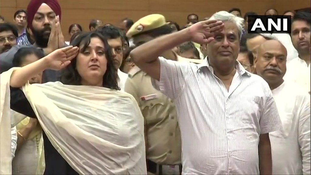 Bansuri Swaraj and Swaraj Kaushal, daughter and husband of former External Affairs Minister #SushmaSwaraj, pay salute as state honours are accorded to her