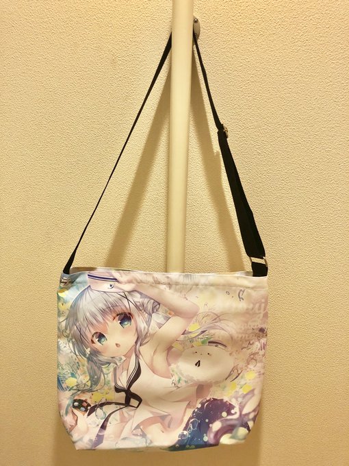 夏コミ新刊セットのチノちゃんフルグラショルダートートの実物サンプルです✨ショルダーバッグは両手が空くから使いやすいですよね〜色味もかなりこだわって再現して頂きました! 